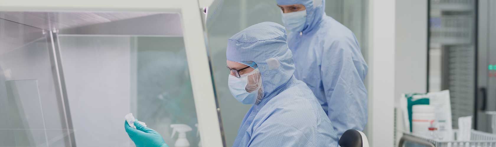 Zytostatika, Onkologie, Krebsmedikament Zwei Personen in Schutzkleidung arbeiten in einem Labor in Berlin an der Herstellung von Zytostatika.